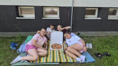 Pizza piknik ve školním klubu.